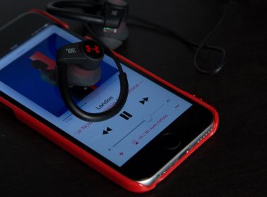 Новинка от JBL и Under Armour: беспроводные наушники, способные слышать ваше сердце Новинка от JBL и Under Armour: беспроводные наушники, способные слышать ваше сердце