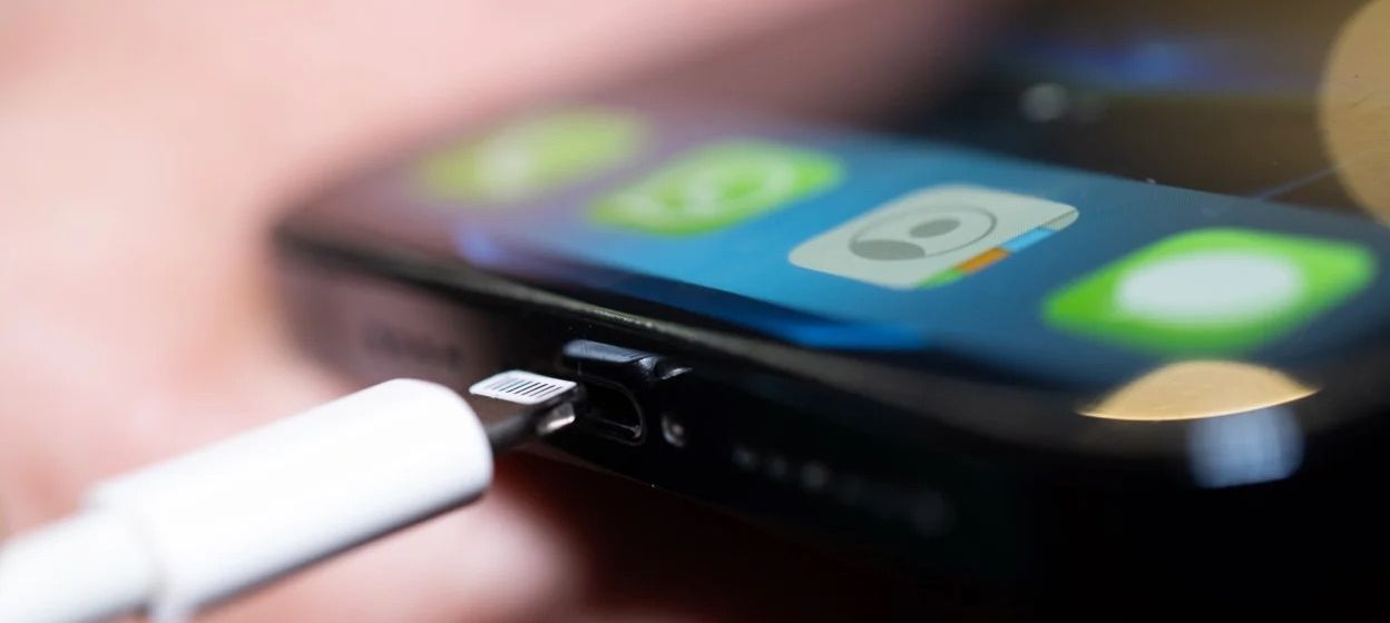 Apple попросила власників iPhone не спати на ньому під час заряджання Apple попросила власників iPhone не спати на ньому під час заряджання