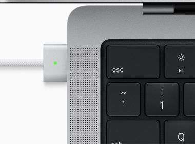 Быструю зарядку через MagSafe и USB Type-C поддерживает только MacBook Pro 14"