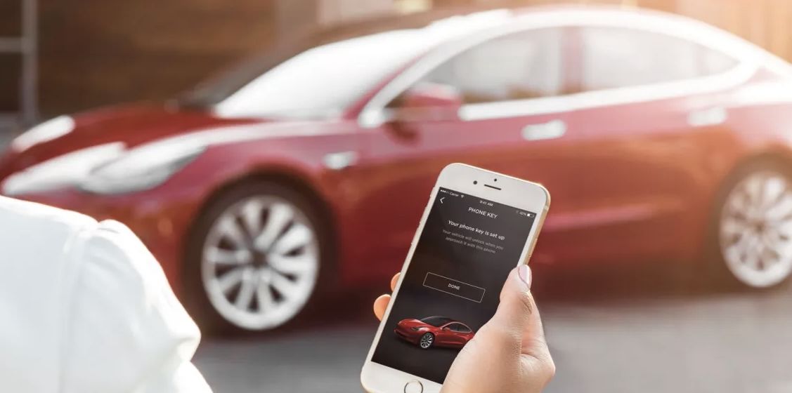 У додатку Tesla з'явилася підтримка Команд від Apple