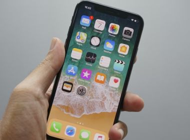 Почему iPhone сам уменьшает яркость экрана?