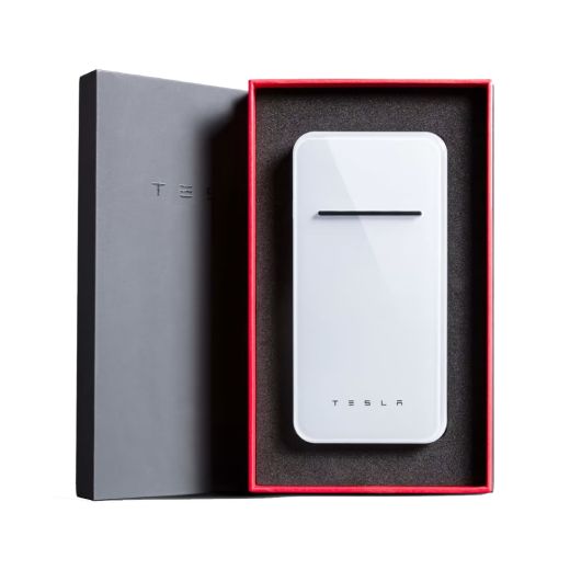 Повербанк с беспроводной зарядкой Tesla Wireless Portable Charger 2.0 Pearl White Multi-Coat