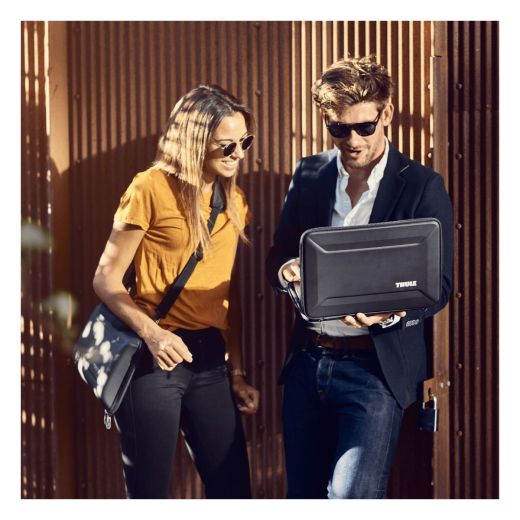 Захисний чохол-сумка Thule Gauntlet Black для MacBook Pro 14" (TGAE2358)